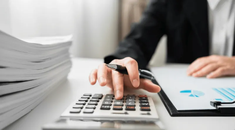 Profesional analizando documentos financieros