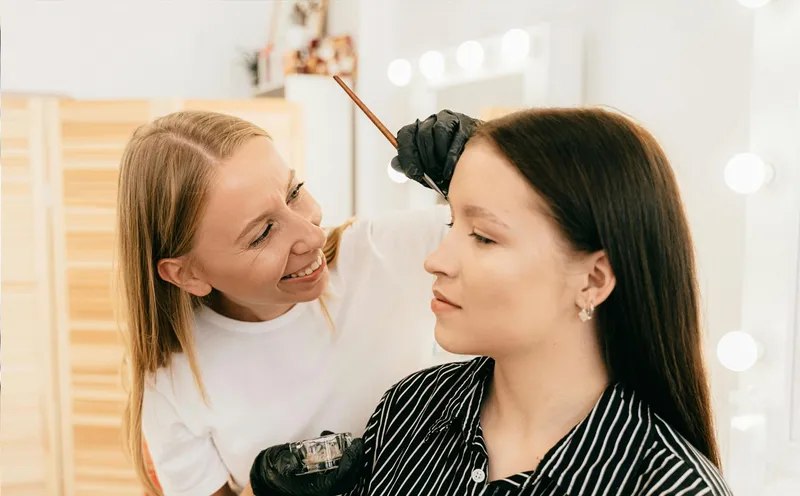 Profesional aplicando tratamiento estético en rostro