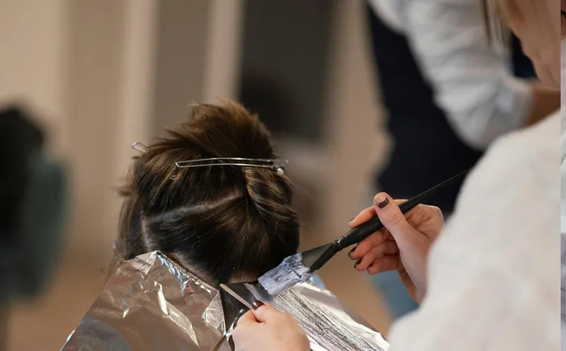 Muestra de mechas de cabello en tonos vibrantes