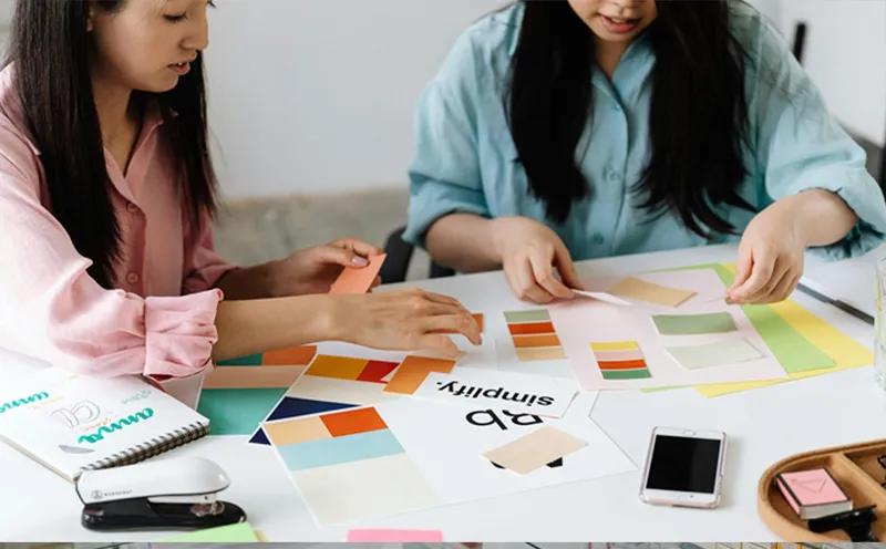 Persona trabajando en un diseño gráfico en computadora