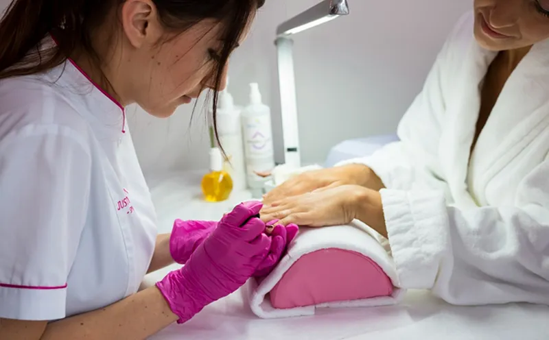 Manos con uñas decoradas artísticamente